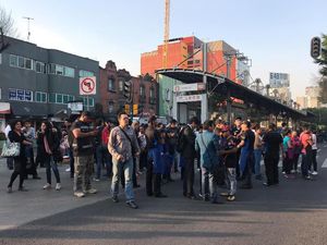Foto: Warga Mexico Berkumpul di Jalan Usai Gempa 7,2 SR