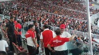 Tampak ada Panglima TNI Marsekal Hadi Tjahjanto, Kepala BIN Budi Gunawan, dan Kepala Staf Angkatan Darat (KASAD) Jenderal Mulyono yang turut menyaksikan pertandingan ini.
