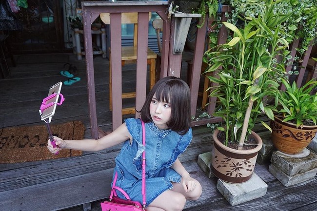 Tampil dengan gaya rambut bob pendek, dara cantik ini pun terlihat imut. Foto: Instagram