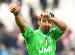 Fabio Capello pernah melatih Gianluigi Buffon sewaktu melatih Juventus. Buffon kini masih aktif bermain dan menjadi salah satu kiper terbaik dunia. (Foto: Massimo Pinca/Reuters)