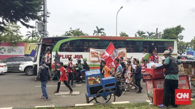 Pedagang asongan kini bisa berjualan dengan lebih tenang di sekitar SUGBK.