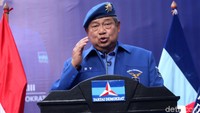 Susun strategi pemenangan yang jitu. Rancang dan selenggarakan kampanye pemenangan pemilu Demokrat di seluruh wilayah Indonesia dengan cara yang efektif, yang cerdas, mendidik, dan yang beretika. Ingat, politik Partai demokrat adalah politik yang baik, pesan SBY ke AHY. (Foto: Lamhot Aritonang/detikcom).