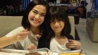 Puding cokelat dan puding markisa ini sangat disukai putri kecilnya. Nyamm nyamm! Foto: Instagram @ersamayori