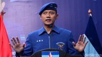 Ini tugas AHY di Demokrat: AHY kini wajah baru dan pemimpin baru Partai Demokrat, menggantikan Pak SBY yang sudah memutuskan untuk Tut Wuri Handayani. AHY kini memiliki kewenangan untuk memutuskan kebijakan-kebijakan strategis partai, termasuk menentukan dengan partai mana saja nanti kami akan berkoalisi bagi Pilpres 2019, ungkap Wasekjen Demokrat Rachland Nashidik. (Foto: Lamhot Aritonang/detikcom).