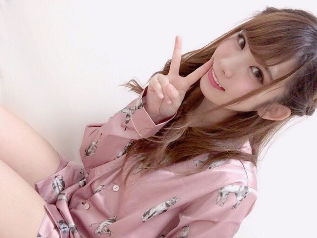 Mengenakan makeup natural flawless dengan perona bibir warna peach, Enako juga tampak memesona. Foto: Instagram