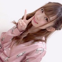 Mengenakan makeup natural flawless dengan perona bibir warna peach, Enako juga tampak memesona. Foto: Instagram