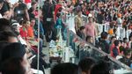 Foto: Semringahnya Anies dan Jokowi di Laga Final Piala Presiden