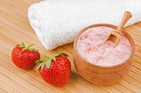Masker Strawberry Ini Bisa Bantu Atasi Jerawat hingga Cegah Kulit Kering