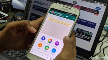1. Chatting: Aplikasi seperti WhatsApp, Telegram, Line, hingga BBM menjadi layanan paling diakses orang Indonesia. Layanan chatting meraih persentase 89,35%. Foto: Adi Fida Rahman/detikINET