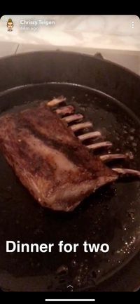 Ups! Chrissy Teigen Makan Lamb Chop yang Sudah Jatuh ke Lantai
