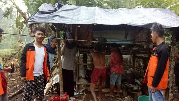 Cerita Kakek 71 Tahun dan Keluarganya yang Tinggal di Gubuk Reyot