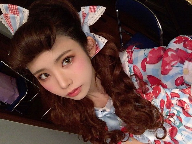  Melalui usaha streamingnya itu, Enako mengungkapkan bahwa ia mampu menghasilkan ¥ 200.000 (Rp 25 juta) per jam karena pemirsa yang murah hati. Selain itu, Ia juga menggunakan platformnya untuk menjual beberapa barang dagangan pribadi Foto: Instagram