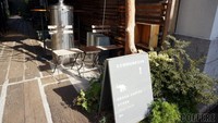 Memiliki konsep take away, Anda tak bisa berlama-lama di kedai kopi ini. Dan ini hanya ada beberapa kursi di depannya. Foto: Istimewa