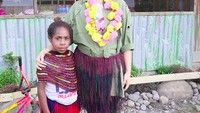 Saat Chelsea Islan pakai noken dan berfoto dengan anak-anak Wamena. Cantik ya guys! (chelseaislan/Instagram)