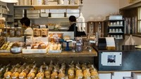 Ini deretan kue dan cookies yang bisa jadi teman minum kopi. Ada scone, brownies hingga chocolate chip cookies. Foto: Istimewa