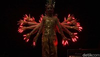 Selain melepas lampion, ada juga penampilan tari seribu tangan dari Sanggar Tari Delima Jakarta.