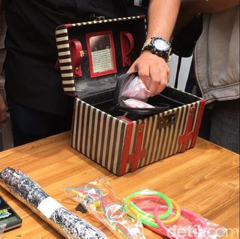 Dhawiya Simpan Peralatan Nyabu dalam Kotak Make-up Bertuliskan Doa