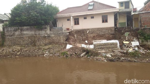 Bagian tembok belakang rumah yang ambrol ke sungai di Jl Kesatrian X, Matraman, Jaktim, Sabtu (17/2/2018)
