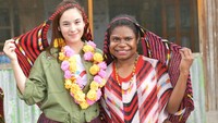 Diketahui, Chelsea Islan mendatangi Desa Potikelek di Wamena. Dia pun berpose dengan para wanitanya sambil menggunakan noken (chelseaislan/Instagram)