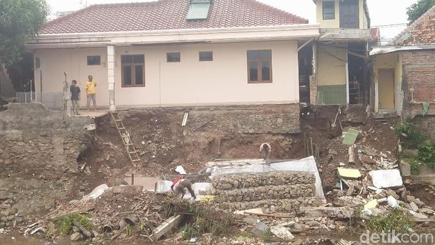Bagian tembok belakang rumah yang ambrol ke sungai di Jl Kesatrian X, Matraman, Jaktim, Sabtu (17/2/2018)
