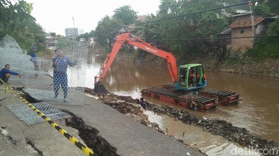 Suasana Saat Bronjong Dipasang di Lokasi Jalanan Retak Kp Berlan