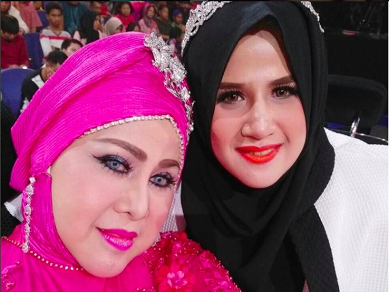 Rumah Elvy Sukaesih Sepi Setelah Anak dan Mantunya Diciduk Polisi Rumah Elvy Sukaesih Sepi Setelah Anak dan Mantunya Diciduk Polisi