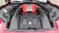Tidak heran jika bisa melesat cepat, sebab mesin V12 6.5 liter yang digendong Ferrari 812 Superfast ini mampu menyemburkan tenaga hingga 800 daya kuda pada 8.500 rpm. Torsinya juga cukup tinggi, mencapai 718 Nm pada 7.000 rpm. Foto: Dina Rayanti