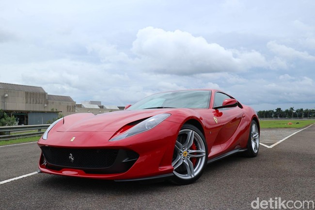 Ngebut dengan Ferrari 812 Superfast di Trek Karawang