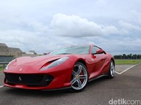 Ngebut dengan Ferrari 812 Superfast di Trek Karawang