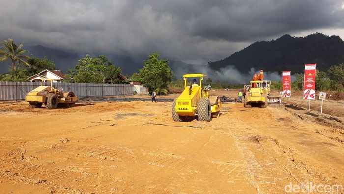 Pekerjaan Jalan Tol Trans Sumatera Foto: Danang Sugianto Pekerjaan Jalan Tol Trans Sumatera Foto: Danang Sugianto