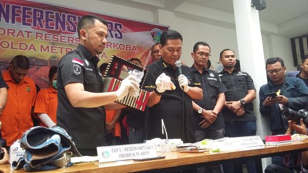Jumpa pers Polda Metro Jaya soal penangkapan putri Elvy Sukaesih, Dhawiya, Sabtu (17/2/2018)