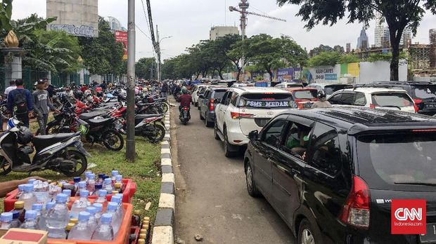 Pedagang memilih berjualan di pinggir jalan utama di sekitar SUGBK karena banyak pembelinya.