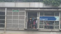 Dan terakhir halte yang akan ditutup semetara adalah Halte Grogol 2 (Koridor 9). Pelanggan dapat menggunakan Halte S Parman Podomoro City dan Jelambar serta RUte 8K Batu Sari-Jelambar. Halte ini akan ditutup pada per 3 Juni 2023. Dwi Andayani/Detikcom