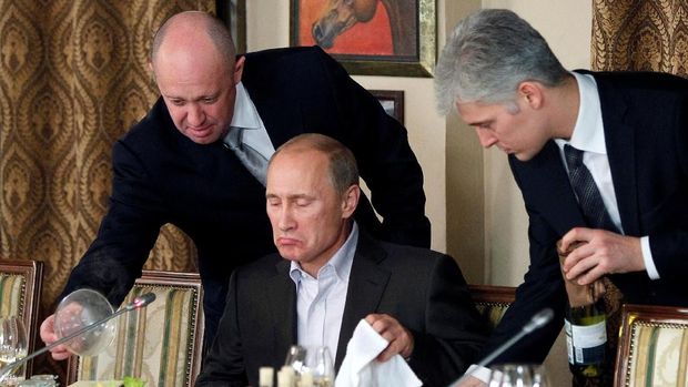 Yevgeniy Viktorovich Prigozhin (kiri) bersama Vladimir Putin dalam foto tahun 2011
