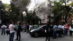 Foto: Warga Mexico Berkumpul di Jalan Usai Gempa 7,2 SR