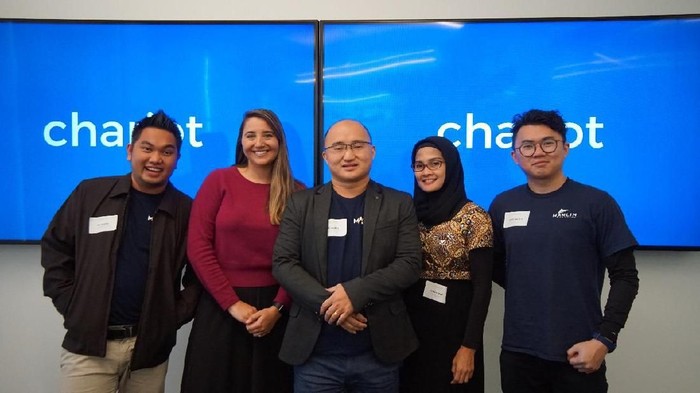 VP Corporate Communications Telkomsel Adita Irawati (dua kanan) bersama salah satu pemenang NextDev 2017. Foto: Telkomsel VP Corporate Communications Telkomsel Adita Irawati (dua kanan) bersama salah satu pemenang NextDev 2017. Foto: Telkomsel