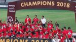 Foto: Semringahnya Anies dan Jokowi di Laga Final Piala Presiden