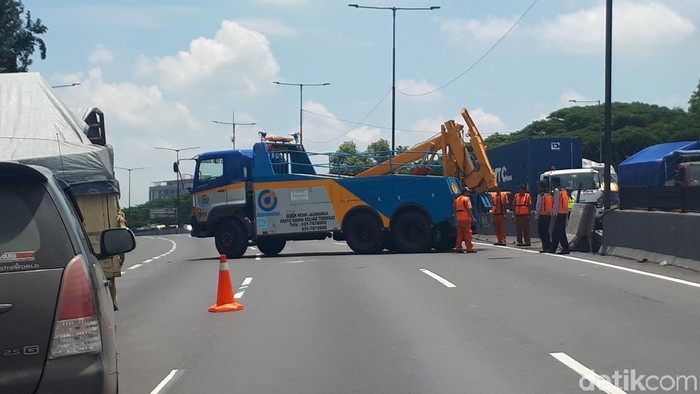 Trailer Angkut Galon Tabrak Guardrail di Tol Satelit, Lalin Macet 3Km