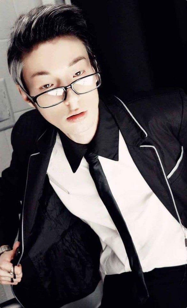 Xiahn pun melakukan operasi plastik sebanyak 10 kali agar wajahnya terlihat lebih Asia. Pria berusia 29 tahun itu juga mengecat rambutnya dengan berbagai warna dan menyesuaikan gaya berpakaiannya seperti Idol Korea.  Foto: Facebook