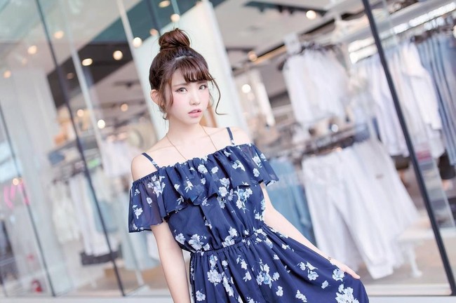 Menggunakan aplikasi live streaming lokal, Enako mulai membuat dua sesi obrolan video langsung, yang menurutnya sangat menguntungkan. Pada platform streamingnya itu, pengunjung bisa memberi sumbangan ke Enako saat sesi obrolan. Foto: Instagram