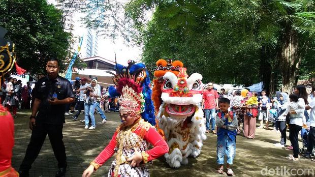 Serunya Aksi Barongsai di Kebun Binatang Bandung