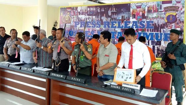 Kapolres Kutai Timur AKBP Teddy Ristiawan menggelar jumpa pers terkait penangkapan pelaku pembunuh orang utan.