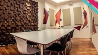 Ini dia co-working place yang bisa disewa oleh freelancer. Di sini, disediakan laptop, printer, mesin fotokopi, telfon, wifi, hingga kopi gratis setiap pagi pada penyewa. Foto: Venture Capital Cafe