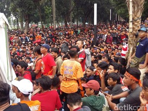 Antrean Tiket Final Piala Presiden Diwarnai Dorong-dorongan