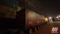 Dalam simulasi, digambarkan bahwa nantinya bakal ada sejumlah pekerja yang telah lengkap menggunakan Alat Pelindung Diri (APD) berkoordinasi dan memeriksa ulang dimensi muatan guna memastikan kereta telah diletakkan dengan rapi di atas truk kontainer.  Foto: Dok.MRT