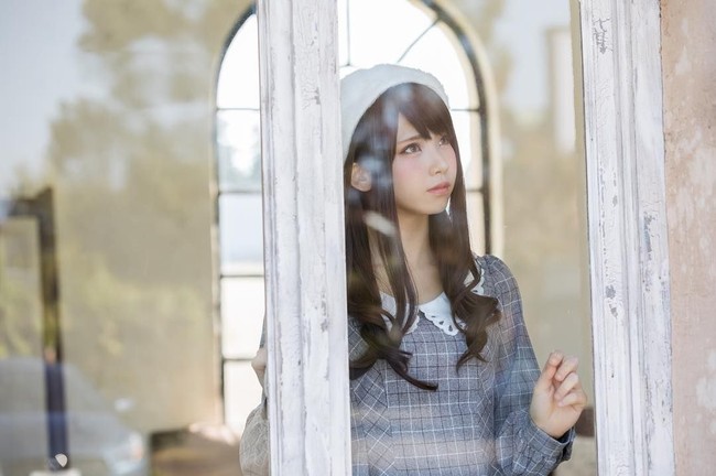 Selama acara cosplay atau anime, wanita berusia 24 tahun ini dipekerjakan sebagai model di stand, dimana ia bisa menarik pelanggan hingga seribu pelanggan. Enako juga melakukan sesi pemotretan foto publik, yang bisa memancing ratusan fotografer mendaftar untuk mengambil fotonya. Foto: Instagram