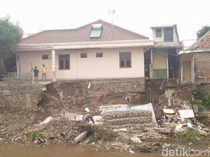 Tembok Belakang Rumah Ambrol Dekat Jalan Retak, Ini Kata Pemilik