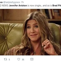 Breaking news!! Jennifer Aniston jomblo sekarang... Brad juga. Hmmmm... Foto: Twitter