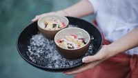 Masih di Bali, keduanya mencicipi smoothie bowl yang tampak yummy. Segar dan juga sehat ya.  Foto: Instagram @dionwiyoko