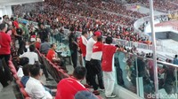 Di tribun yang sama juga tampak Wakil Ketua MPR Hidayat Nur Wahid yang mengenakan kaos berwarna oranye.